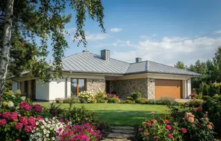 projekt Z378 to jednorodzinny dom parterowy  z dachem wielospadowym, z garażem. We wnętrzu znajdują się: sień, hol, kuchnia, spiżarnia, pomieszczenie gospodarcze, garaż, hol, garderoba, 5 sypialnie i 4 łazienki.