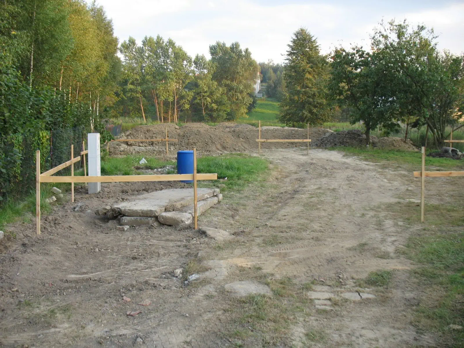 Budowa Beli, Krisa i Emisia ;)